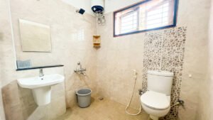 Clean and modern attached bathroom at Vasantha’s Home Stay by Le Hotel Host in Thillainagar, Trichy