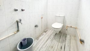 Neat and well-maintained common toilet at Vasantha’s Home Stay by Le Hotel Host in Thillainagar, Trichy